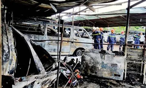 TP.HCM: Bãi đỗ xe cạnh sân bay Tân Sơn Nhất bốc cháy, thiệt hại hàng tỷ đồng